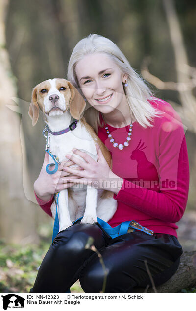 Nina Bauer mit Beagle / Nina Bauer with Beagle / NN-12323