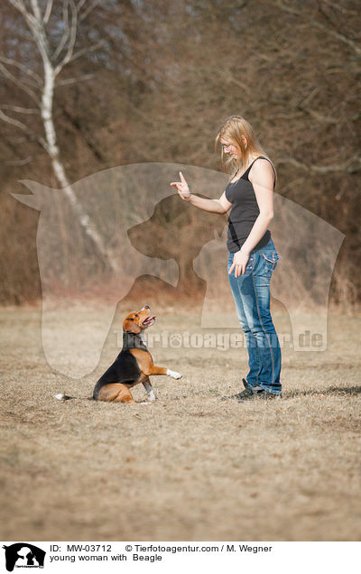junge Frau mit Beagle / young woman with  Beagle / MW-03712
