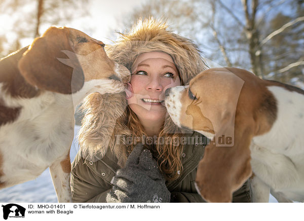 Frau mit Beagle / woman with Beagle / MHO-01401
