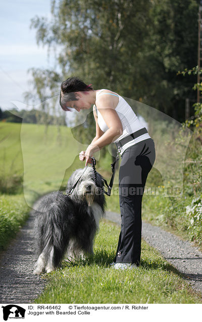 Jogger mit Bearded Collie / Jogger with Bearded Collie / RR-46462