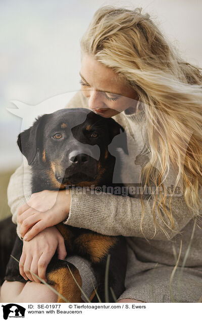 Frau mit Beauceron / woman with Beauceron / SE-01977