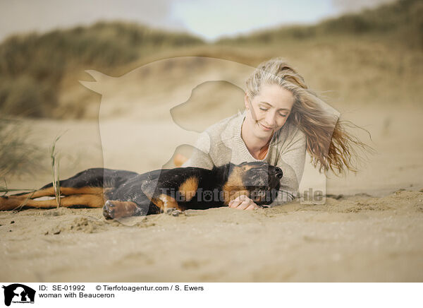Frau mit Beauceron / woman with Beauceron / SE-01992
