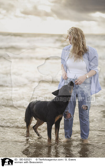 Frau mit Beauceron / woman with Beauceron / SE-02021