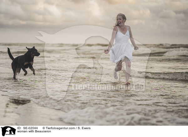 Frau mit Beauceron / woman with Beauceron / SE-02044