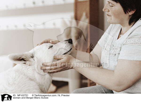 Frau und Weier Schweizer Schferhund / woman and Berger Blanc Suisse / NP-02751