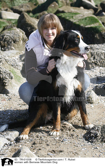Frau mit Berner Sennenhund / woman with Bernese Mountain Dog / TR-01058