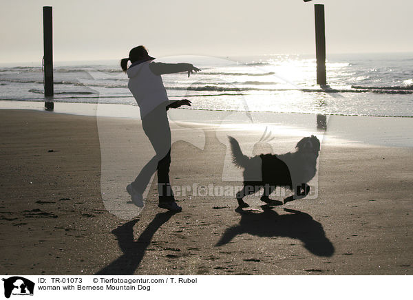 Frau mit Berner Sennenhund / woman with Bernese Mountain Dog / TR-01073