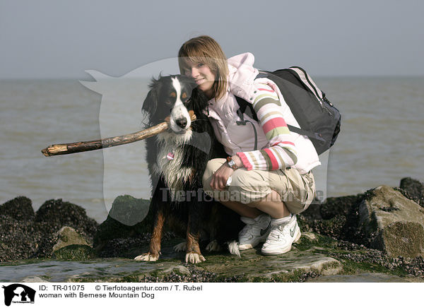 Frau mit Berner Sennenhund / woman with Bernese Mountain Dog / TR-01075