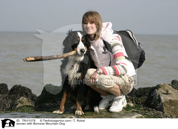 Frau mit Berner Sennenhund / woman with Bernese Mountain Dog / TR-01076