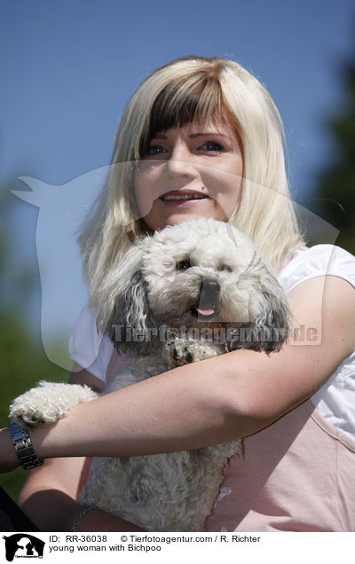 junge Frau mit Bichpoo / young woman with Bichpoo / RR-36038