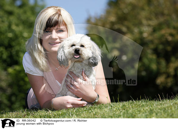junge Frau mit Bichpoo / young woman with Bichpoo / RR-36042