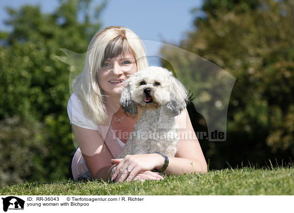 junge Frau mit Bichpoo / young woman with Bichpoo / RR-36043