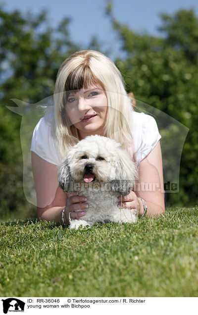 junge Frau mit Bichpoo / young woman with Bichpoo / RR-36046