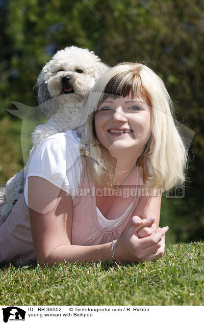 junge Frau mit Bichpoo / young woman with Bichpoo / RR-36052