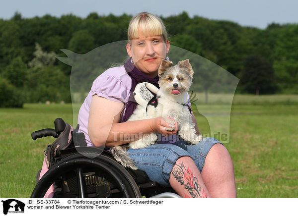Frau und Biewer Yorkshire Terrier / woman and Biewer Yorkshire Terrier / SS-33784
