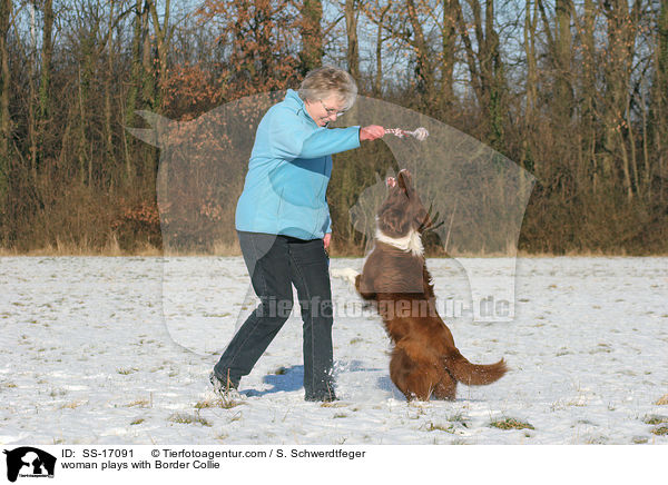 Frau spielt mit Border Collie / woman plays with Border Collie / SS-17091