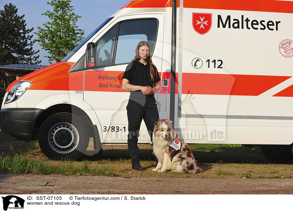 Frau und Rettungshund / woman and rescue dog / SST-07105
