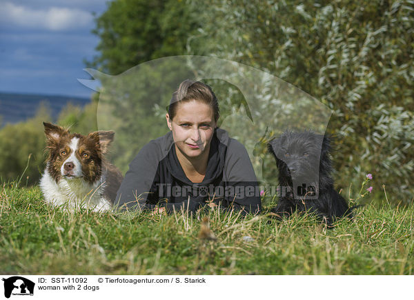 Frau mit 2 Hunden / woman with 2 dogs / SST-11092