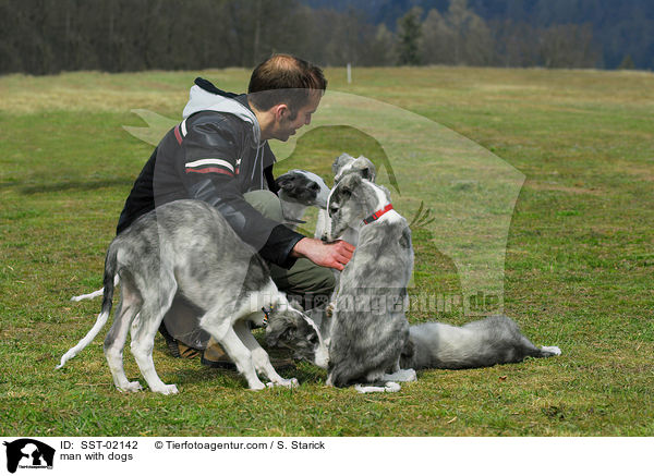 Mann mit Hunden / man with dogs / SST-02142