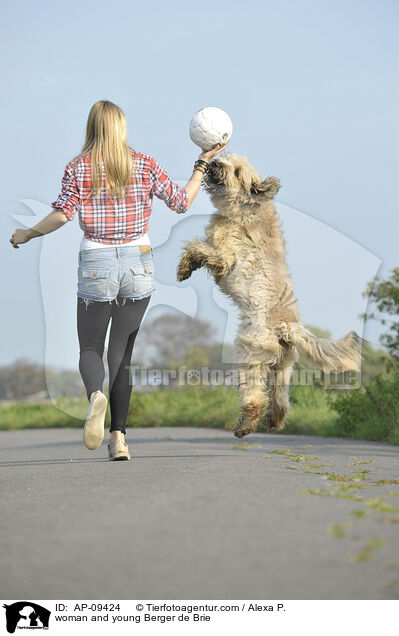 Frau und junger Briard / woman and young Berger de Brie / AP-09424