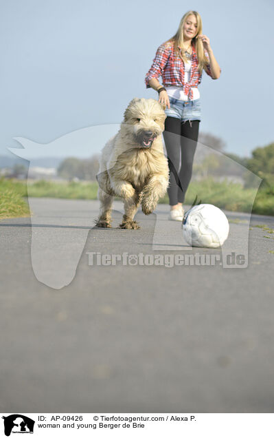 Frau und junger Briard / woman and young Berger de Brie / AP-09426