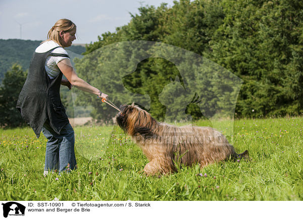 Frau und Briard / woman and Berger de Brie / SST-10901