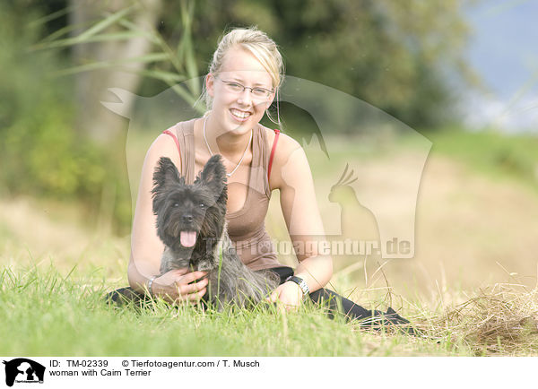 Frau mir Cairn Terrier / woman with Cairn Terrier / TM-02339