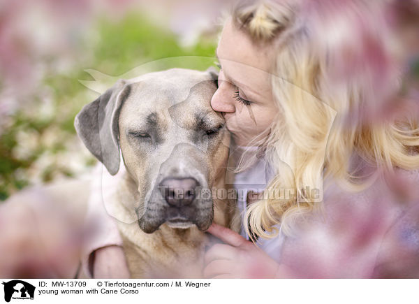 junge Frau mit Cane Corso Hndin / young woman with Cane Corso / MW-13709