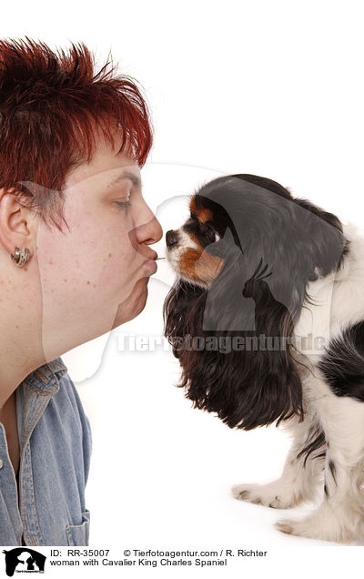 Frau mit Cavalier King Charles Spaniel / woman with Cavalier King Charles Spaniel / RR-35007