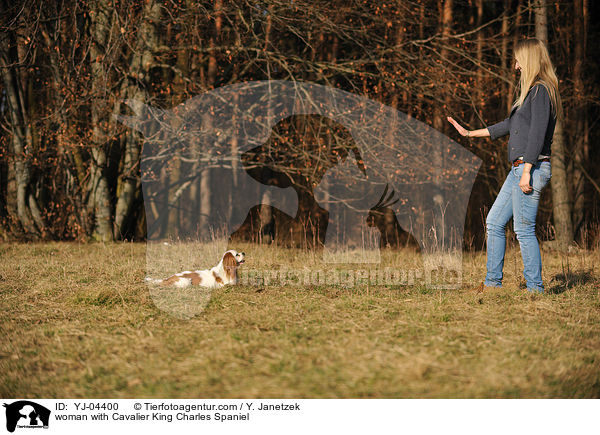 Frau mit Cavalier King Charles Spaniel / woman with Cavalier King Charles Spaniel / YJ-04400