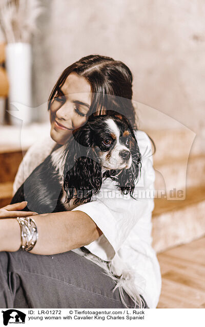 junge Frau mit Cavalier King Charles Spaniel / young woman with Cavalier King Charles Spaniel / LR-01272