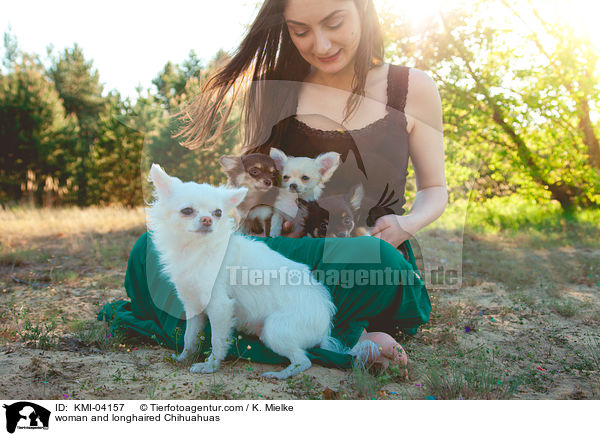 Frau und Langhaarchihuahuas / woman and longhaired Chihuahuas / KMI-04157