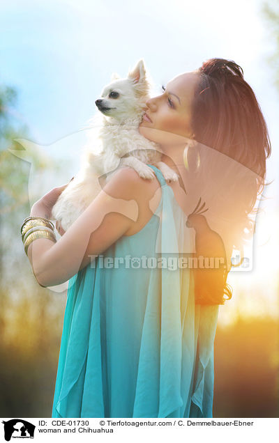 Frau und Chihuahua / woman and Chihuahua / CDE-01730