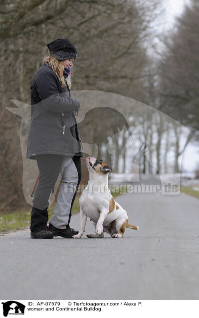 Frau und Continental Bulldog / woman and Continental Bulldog / AP-07579