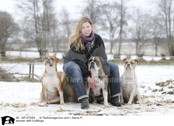 woman with bulldogs / AP-07594