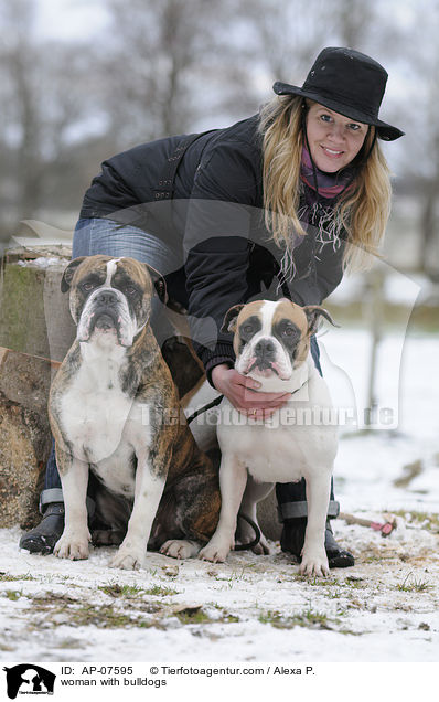 woman with bulldogs / AP-07595