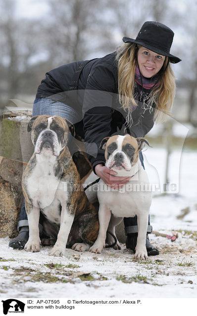 Frau mit Bulldoggen / woman with bulldogs / AP-07595
