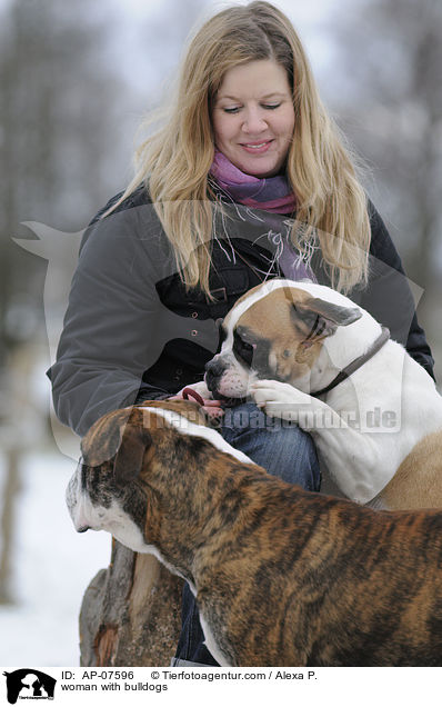 woman with bulldogs / AP-07596
