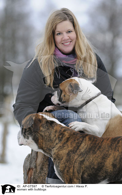 woman with bulldogs / AP-07597
