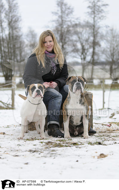 Frau mit Bulldoggen / woman with bulldogs / AP-07598