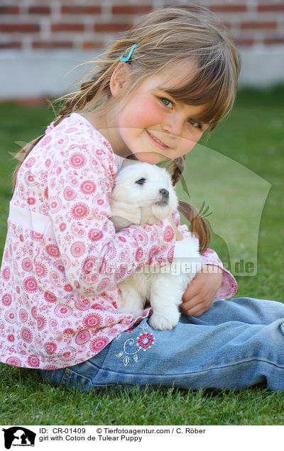 girl with Coton de Tulear Puppy / CR-01409