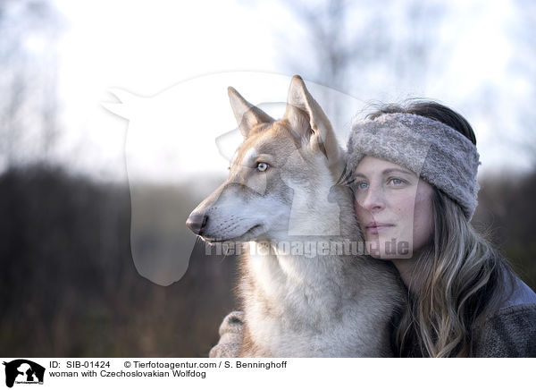 Frau mit Tschechoslowakischer Wolfshund / woman with Czechoslovakian Wolfdog / SIB-01424