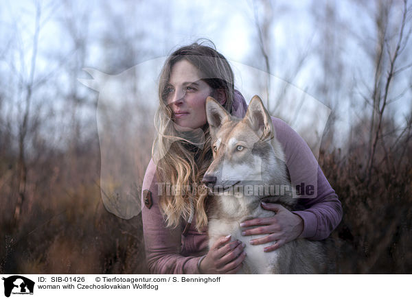 Frau mit Tschechoslowakischer Wolfshund / woman with Czechoslovakian Wolfdog / SIB-01426