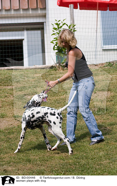 junge Frau spielt mit Hund / woman plays with dog / BD-00446