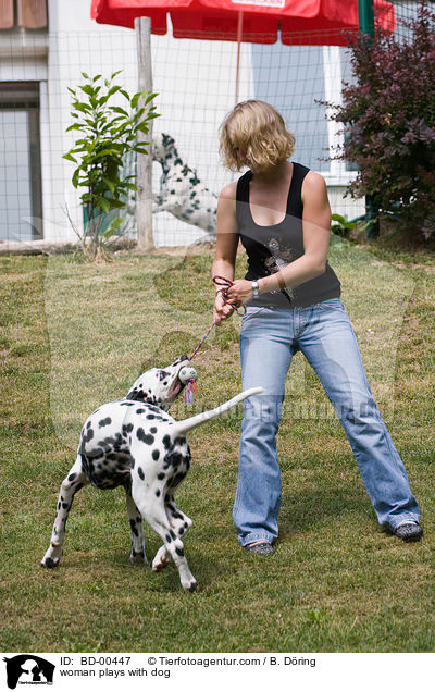 junge Frau spielt mit Hund / woman plays with dog / BD-00447