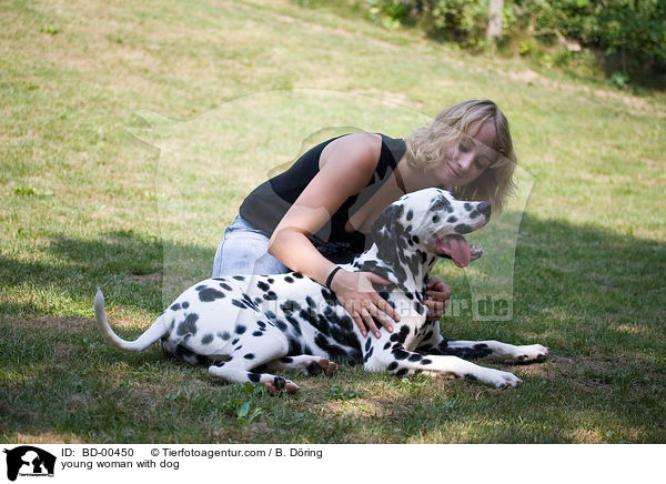 Mdchen schmust mit Hund / young woman with dog / BD-00450