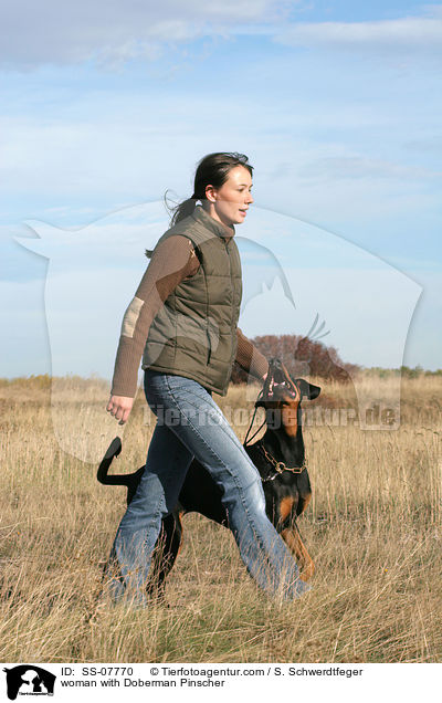 Frau mit Dobermann / woman with Doberman Pinscher / SS-07770