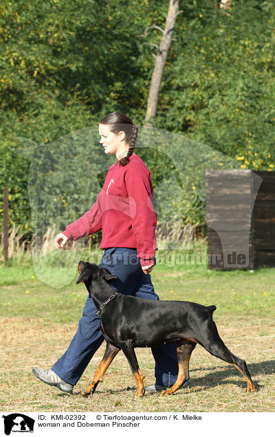 Frau und Dobermann / woman and Doberman Pinscher / KMI-02392