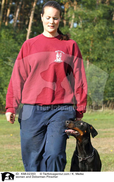 Frau und Dobermann / woman and Doberman Pinscher / KMI-02393