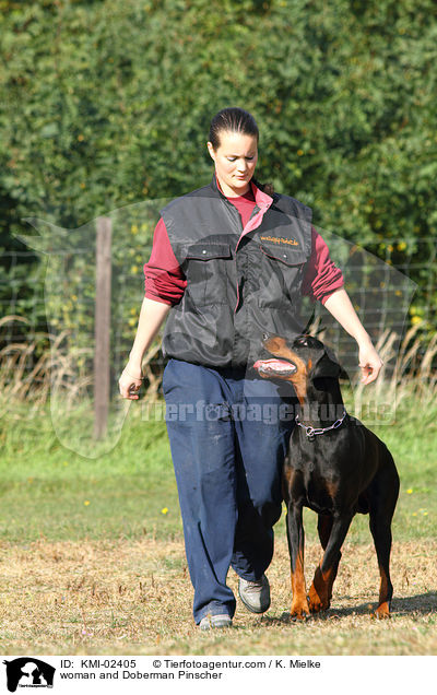 Frau und Dobermann / woman and Doberman Pinscher / KMI-02405